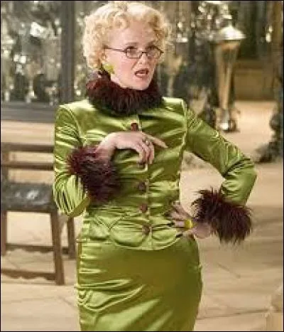 Quelle rédactrice à la Gazette du Sorcier a écrit des articles se moquant du ministère ?