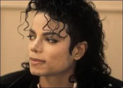 Vous préférez opter pour un look plus fun : celui de l'illustration.
Quel chanteur popularisa la coiffure appelée "le Jheri curl" du nom de son créateur, un coiffeur ?