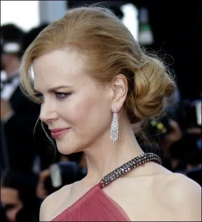 Reconnaissez-vous cette célèbre actrice australo-américaine dont le port de tête est magnifié par un chignon ?