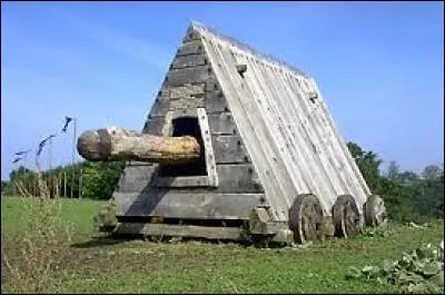 Quel nom d'animal désigne aussi une machine de guerre qui servait à enfoncer les portes, à ouvrir une brèche dans les murailles ?