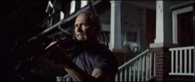 Gran Torino. Clint Eastwood sort de chez lui avec :