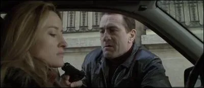 Ronin. Apr&egrave;s l'embuscade, Robert de Niro a r&eacute;cup&eacute;r&eacute; l'arme de Deirdre. C'est un :