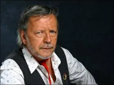 Quel chanteur a chanté "500 connards sur la ligne de départ" ?