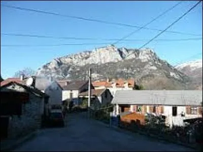 Petit village midi-pyr&eacute;n&eacute;en de 45 habitants, Pech se trouve dans le d&eacute;partement ...