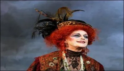 "La Folle de Chaillot" est une pièce écrite pendant l'occupation par un auteur décédé en 1944, à qui on doit entre autres "Amphitryon 38, Electre, Ondine". Qui est-il ?