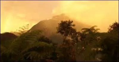 Comment s'appelle le point culminant de la Malaisie ?