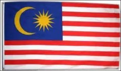 Que représentent les bandes blanches et rouges du drapeau de la Malaisie ?