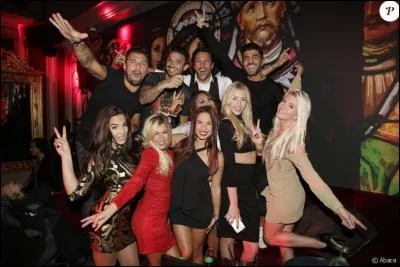 Avec qui sortait Julien au début de l'aventure ?