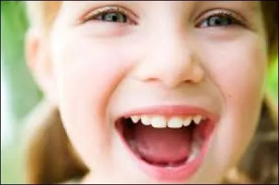 - Bravo ! Penchons-nous sur vos sièges actuels : des molaires. Comme vous le savez tous, vous, en tant qu'adultes, êtes dotés de 32 magnifiques dents. Mais lorsque vous étiez enfant, combien en aviez-vous ?