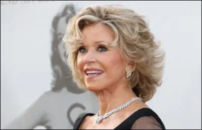 En 1972, à Hanoï, je suis photographiée assise sur le siège d'un canon anti-aérien nord-vietnamien coiffée d'un casque militaire. Je m'appelle :