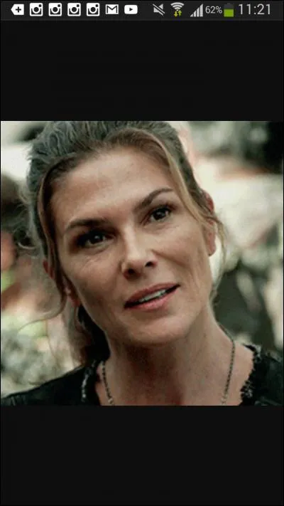 Comment s'appelle la mère de Clarke ?