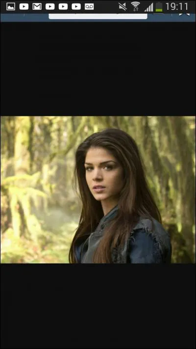 Par quoi se fait attaquer Octavia dans l'épisode 1 de la saison 1 ?