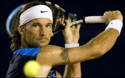 Quelle est la nationalité du tennisman Carlos Moya, vainqueur de Roland-Garros en 1998 ?