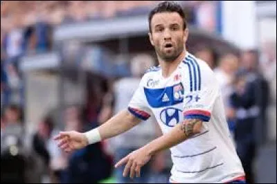 Ce joueur de foot français nommé Valbuena a évolué dans différents clubs, lesquels ?