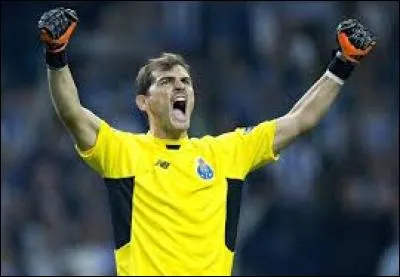 Il se nomme Casillas et a été vendu par le Réal Madrid à....