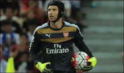 Qui est ce célèbre gardien de but qui porte un casque ?