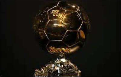 En football, à qui est décerné le FIFA Ballon d'or ?