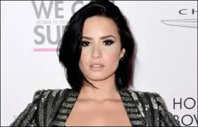 Quelle célébrité est en photo ici ?