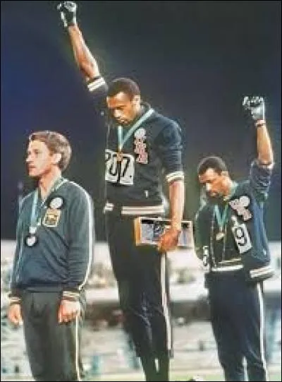 Lors de quelles olympiades des athlètes afro-américains sympathisants des Black Panther ont-ils levé leur poing pour affirmer leur position contre l'injustice envers les Noirs ?