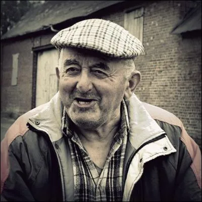 Mon papy ne voit pas très clair, il est myope comme une...