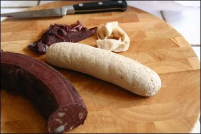Le boudin noir est-il arrivé dans les assiettes avant ou après le boudin blanc ?