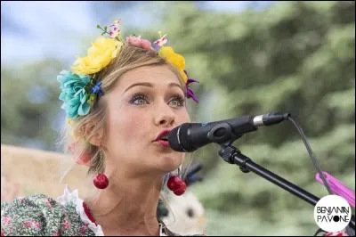 On termine avec une chanteuse originaire de Lituanie, pas encore très connue, mais que je vous invite à découvrir avec sa chanson "Les Poupées" qui se termine par : 
"Que deviennent les poupées
Une fois gonflées
Utilisées sans même être vidées
Jusqu'à en crever"

Et je vous demande quelles poupées sont chantées par GiedRé ?