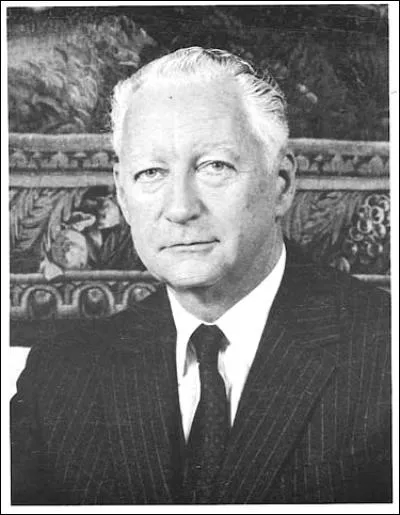 Avant d'&ecirc;tre Premier Ministre, il a &eacute;t&eacute; neuf ans ministre des arm&eacute;es sous la Pr&eacute;sidence de de Gaulle. Qui est cet homme politique, n&eacute; le 20 mars 1916 ?