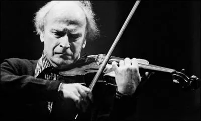 Consid&eacute;r&eacute; comme l'un des plus grands violonistes du XXe si&egrave;cle, &eacute;galement chef d'orchestre, il est n&eacute; le 22 avril 1916 &agrave; New York. De qui s'agit-il ?