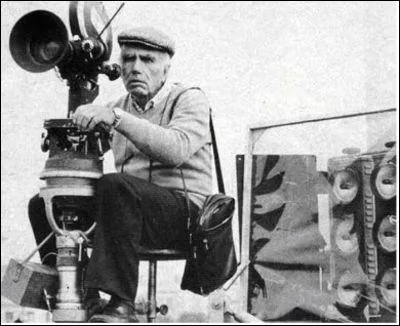 R&eacute;alisateur de "Pain, amour et fantaisie" et de "l'argent de la vieille", ce cin&eacute;aste italien est n&eacute; le 8 juin 1916. De qui s'agit-il ?