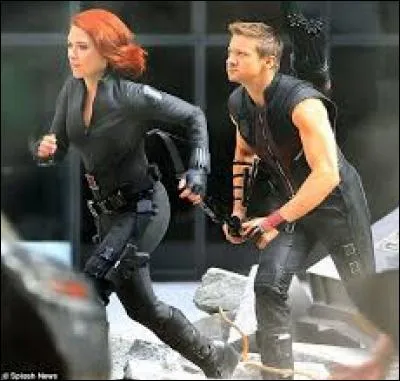 Pourquoi Oeil-de-Faucon a-t-il été chargé d'éliminer Black Widow ?