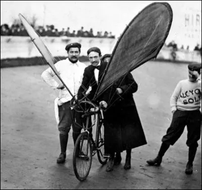 De tout temps l'&ecirc;tre humain a r&ecirc;v&eacute; de voler, ne vous cassez plus la t&ecirc;te, la "Bicyclette volante" est faite pour vous !