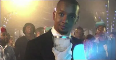 Un peu de musique ? Dans quelle chanson, sortie en 2014, Soprano disait qu'il "rentre dans le club habillé comme des princes" ?