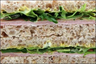 C'est pas grave, on s'amusera aussi bien, voire plus, en se faisant une bonne bouffe entre amis. Et comme je suis d'humeur généreuse, je vais sortir le foie gras. Non, mieux, le caviar. Non ! Mieux ! Le club sandwich ! De quel pays est originaire ce sandwich au bacon et à la dinde ?