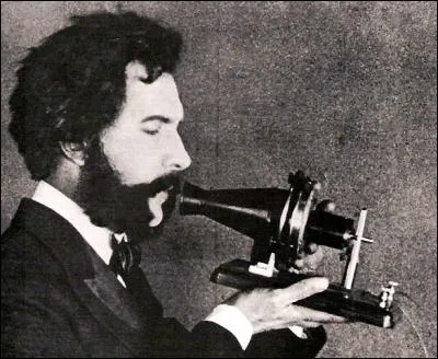 À l'âge de 18 ans, Alexander Graham Bell veut transmettre un message vocal à travers un câble relié à un récepteur. Il invente le télégraphe harmonique qui est devenu...