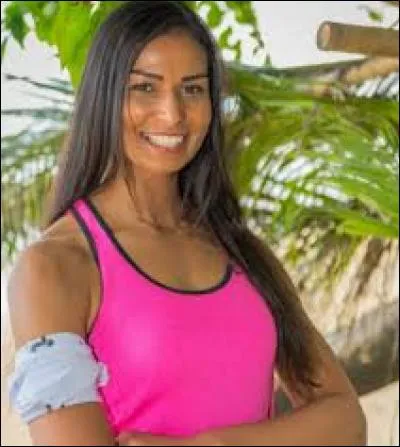 Lors de quel épisode, les deux équipes sont-elles recomposées suite à un pouvoir trouvé par Karima sur l'île aux colliers ?