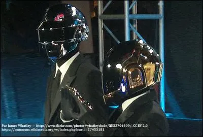 Quel groupe de robots français a composé "Revolution 909" en 1997 ?