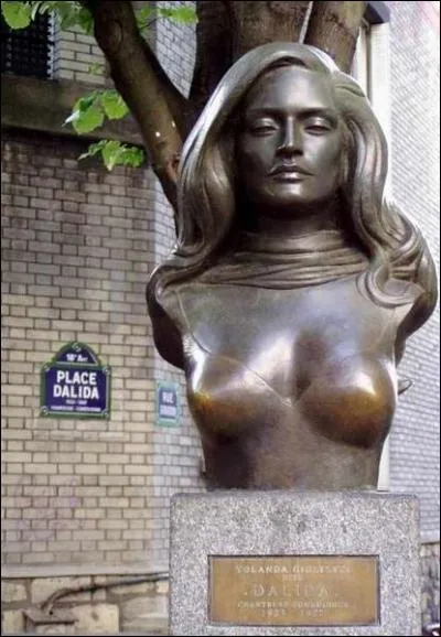 Le 2 mai 1987, cette grande chanteuse avalait quatre tubes de somnifères avec du whisky. "La vie m'est insupportable. Pardonnez-moi", écrivait-elle avant de mourir. Qui est-elle ?