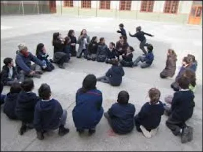 À l'aide de l'image, trouvez le nom d'un jeu pour enfants.