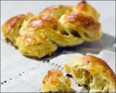 Quel nom porte cette pâtisserie en pâte à choux glacée de losanges d'angélique ?