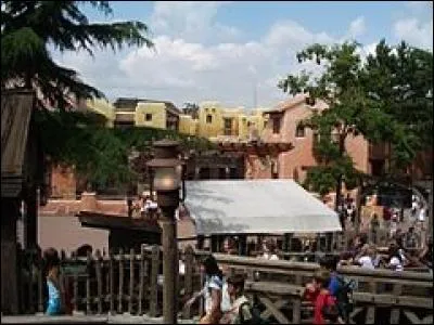 Quel est le restaurant juste en face de l'entrée de l'attraction ?