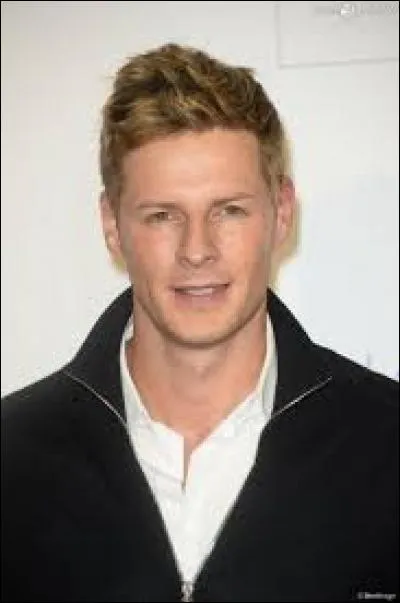 Comment s'appelle ce chroniqueur de "Touche pas &agrave; mon poste" ?