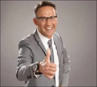 Comment s'appelle ce chroniqueur de "Touche pas &agrave; mon poste" ?