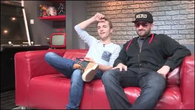 De quelle couleur sont les yeux de Squeezie ?