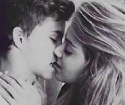 Sur cette photo on voit quelqu'un embrasser une fille. Est-ce Sulivan ?