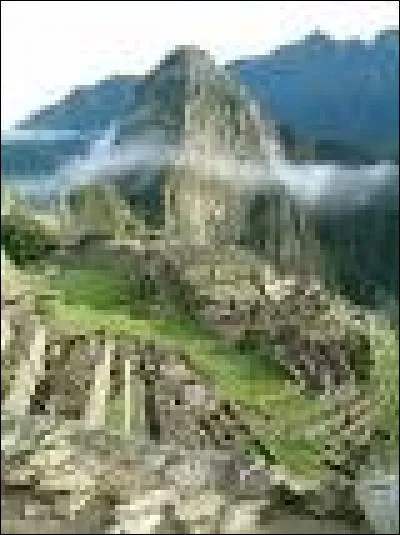 Le Machu Picchu est un lieu touristique qui se trouve au ... , en ... , le long de (du)... . (Compl&eacute;tez).