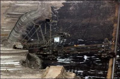 Le véhicule terrestre le plus lourd, la Bagger 293, pèse 15000 tonnes, soit plus de 2000 éléphants d'Afrique. De quel type de véhicule s'agit-il ?