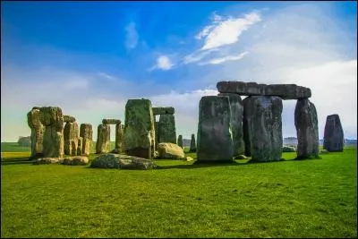 Le plus vieil arbre au monde a presque 10 000 ans et est situé au nord de la Suède. Une des plus vieilles structures humaines au monde, Stonehenge, a également atteint un âge vénérable, d'où ma question : quel âge a Stonehenge ?