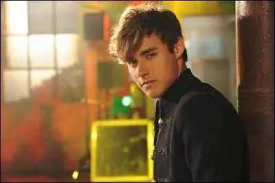 Avec qui León est-il en couple au début ?