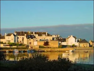 Nous partons en Bretagne, à la découverte de Locmiquélic. Ville de l'arrondissement de Lorient, elle se trouve dans le département ...