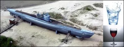 A bord de certains bâtiments de la Royale, il existe une tradition, c'est le « baptême » des « petits nouveaux ».
A bord de quels types de bâtiments et en quoi consiste ce « baptême » ?